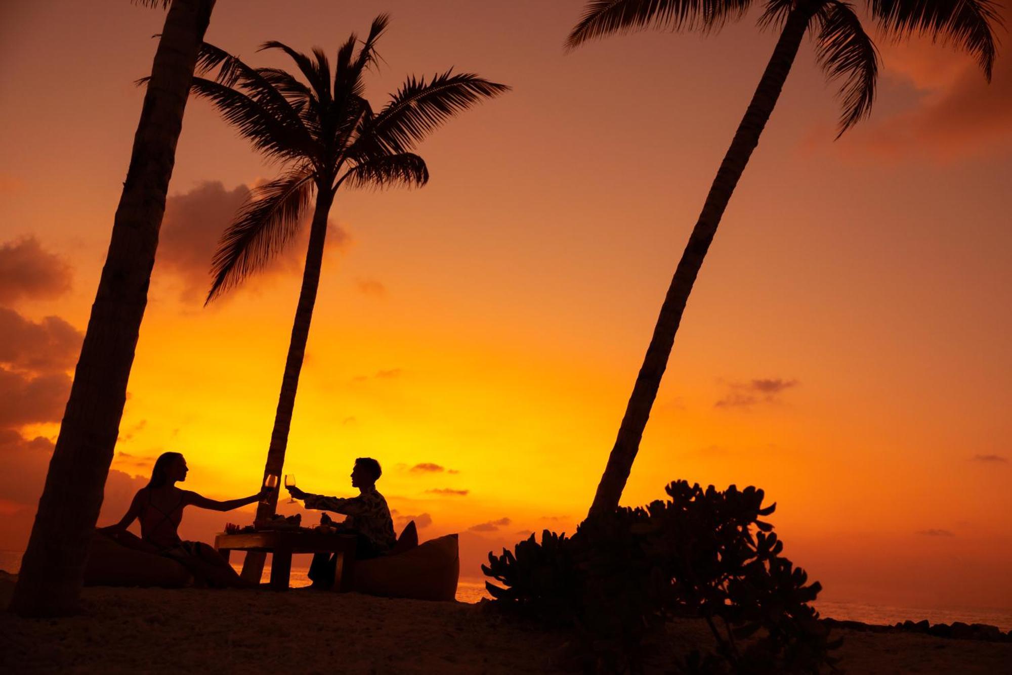 The Standard, Huruvalhi Maldives (Adults Only) Meedhoo  Exterior photo Sunset at the beach