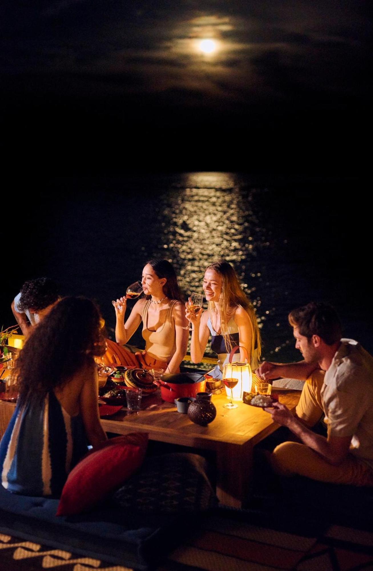 The Standard, Huruvalhi Maldives (Adults Only) Meedhoo  Exterior photo The Beach Club