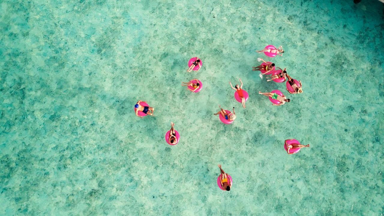The Standard, Huruvalhi Maldives (Adults Only) Meedhoo  Exterior photo Aerial view of tourists on the island
